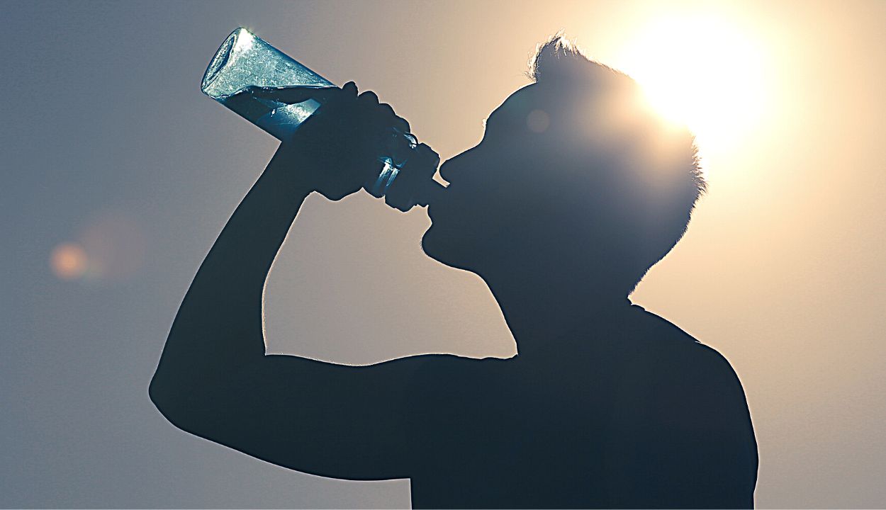 Ощущение жажда. Человек пьет воду картинка. Man drinking Water. Feeling thirsty. Man Drink from River.