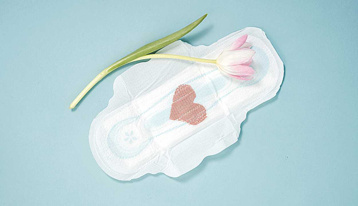 female hygiene pad with a tulip flower